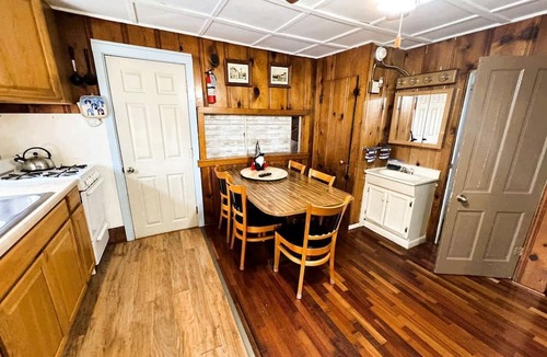 Rockaway Beach Cabin | One Bedroom Lake Cabin on Lake Taneycomo, Rockaway Beach, Missouri