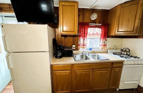 Rockaway Beach Cabin | One Bedroom Lake Cabin on Lake Taneycomo, Rockaway Beach, Missouri