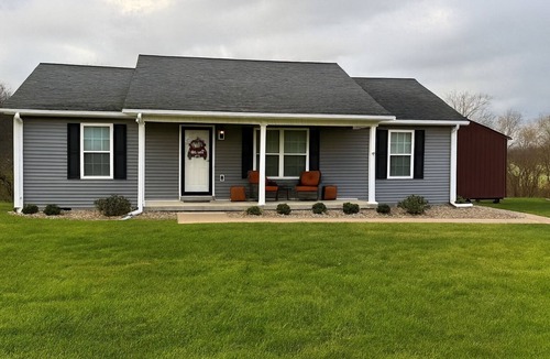 Lebanon House | One-level Family Retreat I Game Room I Bourbon Trail I King bed