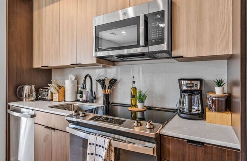 Pendleton Apartment | OTR | King Bed | Free On Site Parking | Gym | Pool