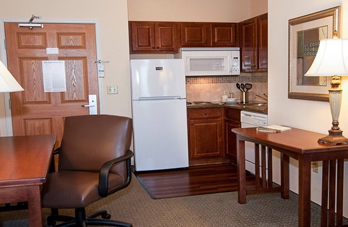Greenwich Apartment | Outdoor Pool. Free Breakfast. Gym. Perfect for Groups!