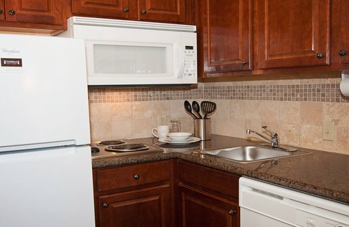 Greenwich Apartment | Outdoor Pool. Free Breakfast. Gym. Perfect for Groups!