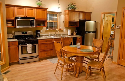Carbondale Cabin | Outstanding Cabin with Hot-tub in Carbondale, Illinois
