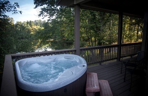 Carbondale Cabin | Outstanding Cabin with Hot-tub in Carbondale, Illinois