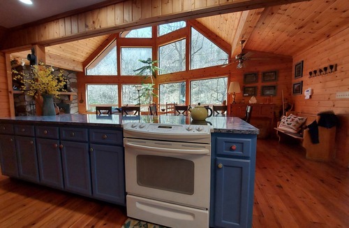 Townsend Ski Chalet | Owl’s Hoot Chalet – 3 mi from Great Smoky Mtns - ask about Aug-Sept discounts!