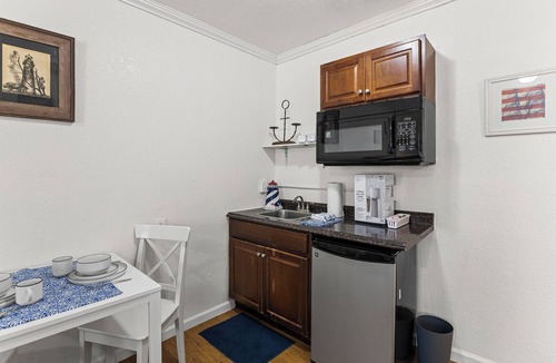 Paola Apartment | Paola Studio Apartment Near Hwy 68 w/Parking