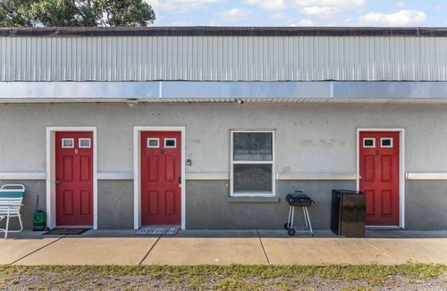 Paola Apartment | Paola Studio Apartment Near Hwy 68 w/Parking