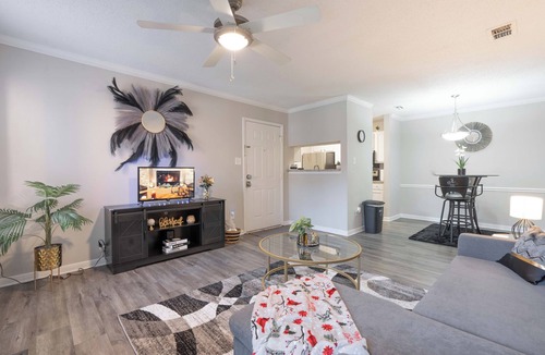 Ellendale Apartment | Parkside Retreat King Suite w/Pool & Gym