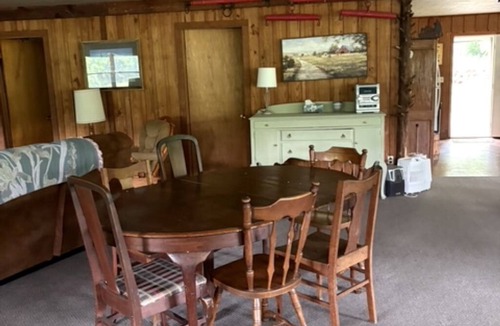 Unity Cabin | Peaceful 2-bedroom cabin with AC in welcoming Villa Ridge