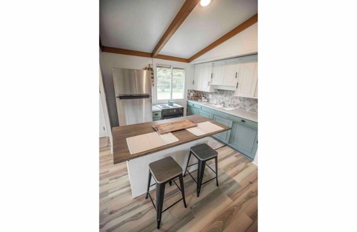 Fostoria Cabin | Peaceful and Cozy 2-bedroom cabin at Tuttle Creek north of Manhattan