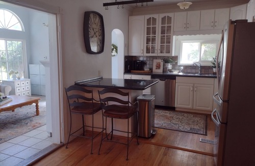 Cheyenne House | Peaceful and Romantic Retreat or Family Gatherings. Walk to Shops & Breweries.