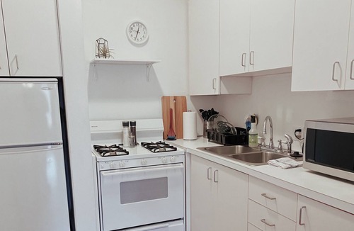 Dundee-Happy Hollow Historic District Apartment | Peaceful Bungalow 😍 Midtown, Close to Everything
