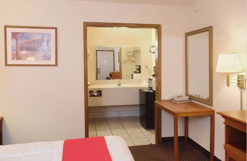 Guymon Hotel | Peaceful Room for Couples – Explore & Unwind in Guymon!