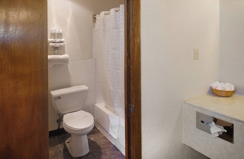 Guymon Hotel | Peaceful Room for Couples – Explore & Unwind in Guymon!