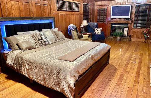St. Joseph House | Penthouse w Boho Loft and Jacuzzi and Balcony 3 bdrm