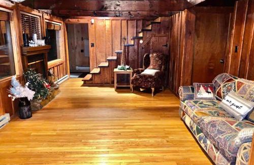 St. Joseph House | Penthouse w Boho Loft and Jacuzzi and Balcony 3 bdrm