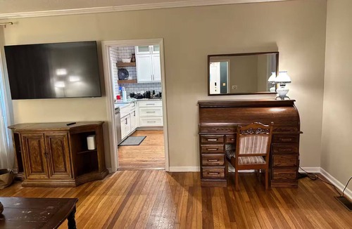 Independence House | Perfect 5-bedroom house with AC in charming Independence