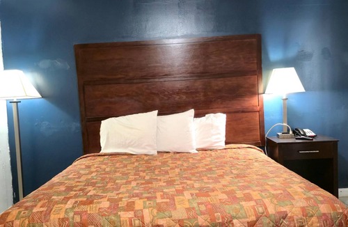 Cleveland Hotel | Perfect Budget Room for Solo Trips, Near Museum Center at 5ive Points 1.6 miles