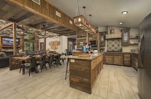Broken Bow Cabin | Perfect for Family Gatherings 4 King Suites Heated Pool & Fire Pit