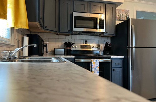 Lebanon House | Perfect for Traveling Professionals. Rent By The Month Updated 2BR in Town