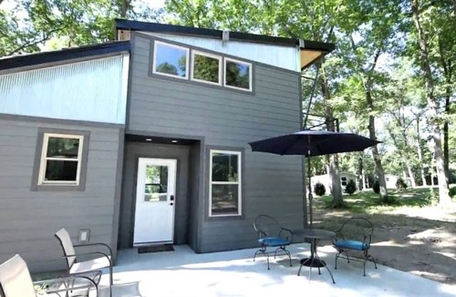 Owensville Cabin | Perfect Glamping Getaway for a Relaxing Vacation with Your Loved One: Pretty Tiny House in Owensville, Missouri