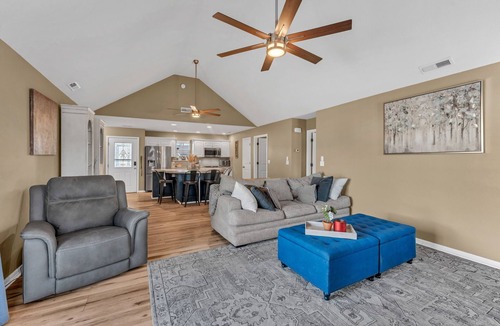 Waldron House | Pet-Friendly 3BR Near Kansas City, Fenced Yard, King Suite