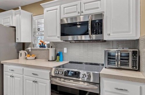 Waldron House | Pet-Friendly 3BR Near Kansas City, Fenced Yard, King Suite