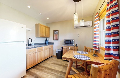 Murphysboro Cottage | Pet Friendly! Countryside Couples Stay in Illinois