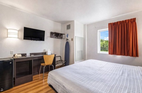Knoxville Hotel | Pet-Friendly Knoxville Stay | Great Location | Pets Allowed, Free Parking