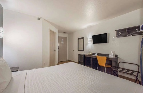 Knoxville Hotel | Pet-Friendly Knoxville Stay | Great Location | Pets Allowed, Free Parking