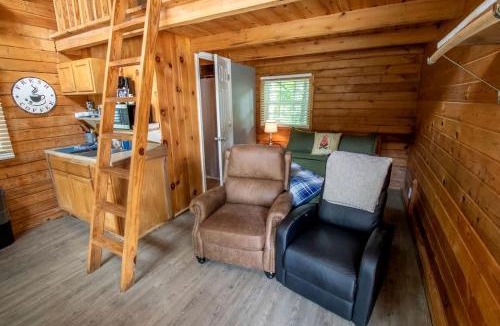 Columbia House | Pet Friendly Log Cabin, Perfect for an Adventure in Kentucky's Lake Country