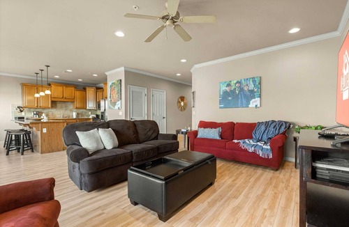 Hollister Condo | Pet-Friendly Luxury Condo on the Lake! - Full Kitchen, Whirlpool Tub, Pool - C4