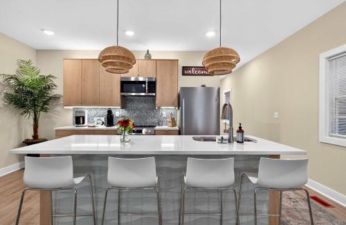 Germantown Apartment | Phoenix Hill Full Duplex 4BR & 2 Kitchens for 8