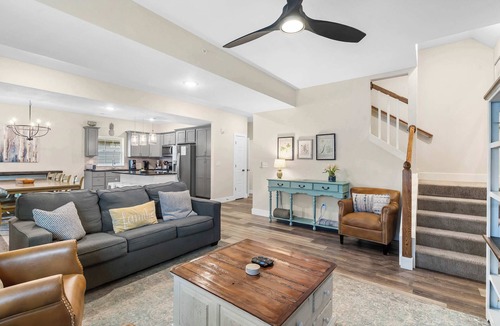 Hollister House | Pineapple Bungalow - 14ppl