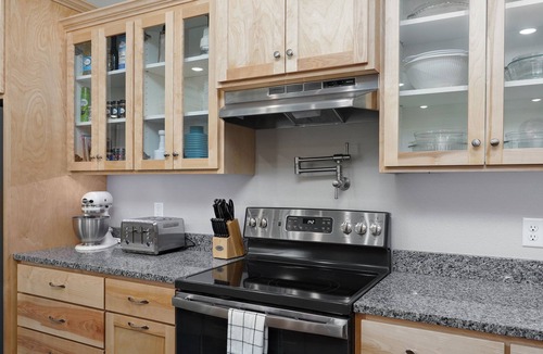 Branson House | Pool Opens March 10! Private Pool, Hot Tub, Arcade & more!