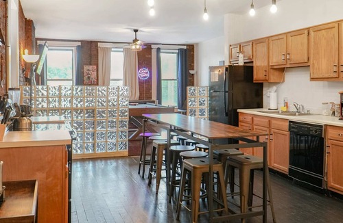 Butchertown House | Pool Table|Shuffleboard|Sleeps 6 | Great Location Loft!