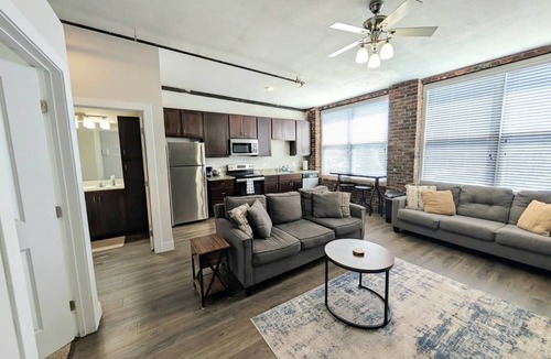 Central West End Apartment | Popular Queen Suite w/Parking – SLU 201