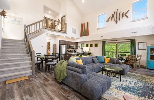 Hollister House | Premium Lodge w Water View Pvt Hot Tub Free Tickets Cmty Pool Near Table Rock