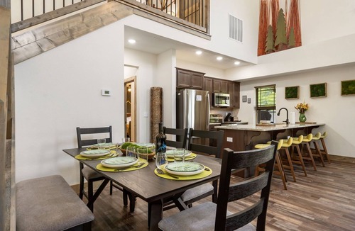 Hollister House | Premium Lodge w Water View Pvt Hot Tub Free Tickets Cmty Pool Near Table Rock