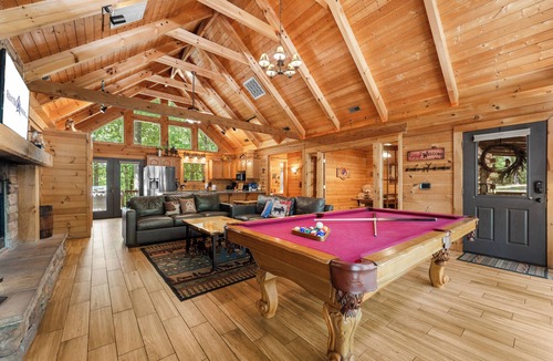 Ridgedale Cabin | Premium Log Cabin-Pvt Fenced Yard-HotTub-Near Thunder Ridge-Billiards-EV Car Charger-Free Tickets