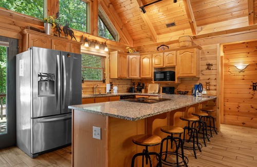 Ridgedale Cabin | Premium Log Cabin-Pvt Fenced Yard-HotTub-Near Thunder Ridge-Billiards-EV Car Charger-Free Tickets