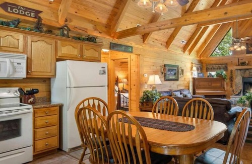 Branson Cedars Cabin | Premium Real Cabin Great Getaway, HotTub, Piano, Near Shows, Near Big Cedar, Jacuzzi Tub