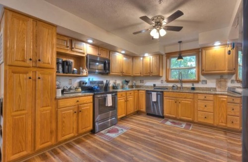 Branson House | Privacy16Acres: Gathering Events-FirePit MountainView-Trampoline 3Decks-Game Rm