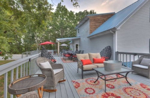 Branson House | Privacy16Acres: Gathering Events-FirePit MountainView-Trampoline 3Decks-Game Rm