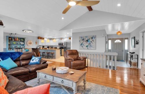 Sunrise Beach House | Private Dock! Waterfront Sunrise Beach Rental