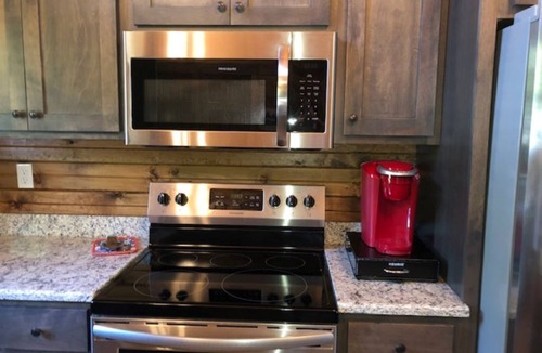 Reeds Spring House | Private hot tub-close to community pool-Pet frndly