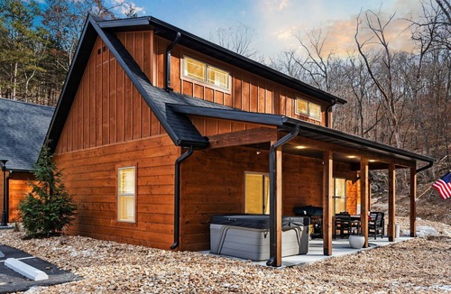 Hollister Cabin | Private Hot Tub-Free Daily Tickets-Desk-Arcade-Cmty In&Outdoor Pools-Firepit