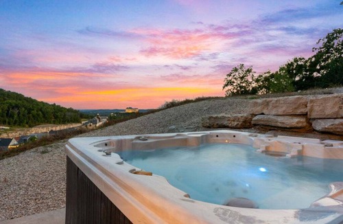 Branson House | Private Indoor Pool-Basketball Court-Free Tickets-Hot Tub-Games-Sleeps 52-Staycation w Lake Views