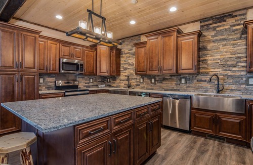 Downtown Branson Cabin | Private Indoor Pool & Indoor Basketball Court-Arcade Games-Sleeps 50-Free Tickets-FantasticViews
