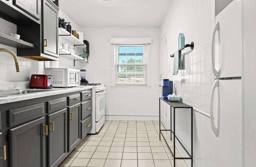 Audubon Apartment | Private king suite in Louisville's Business Center